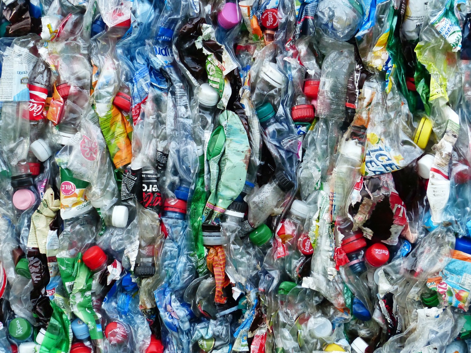 Brasil é o 4º maior produtor de lixo plástico do mundo e recicla apenas 1%