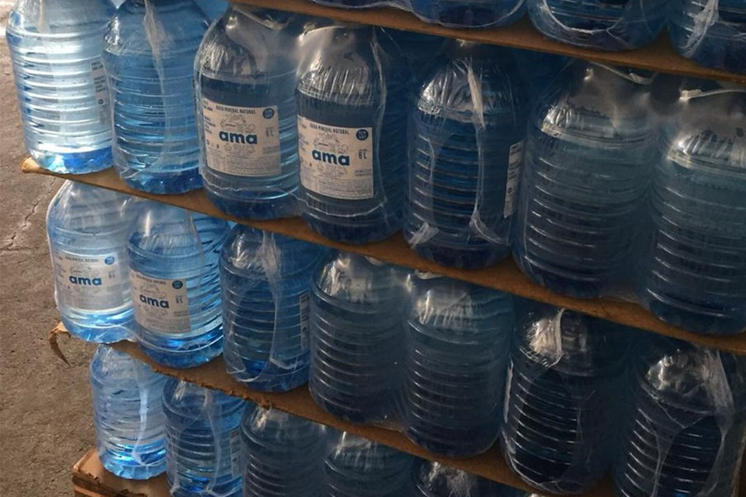 Cervejaria doa 30 mil galões de água potável no Complexo do Alemão, na Zona Norte do Rio